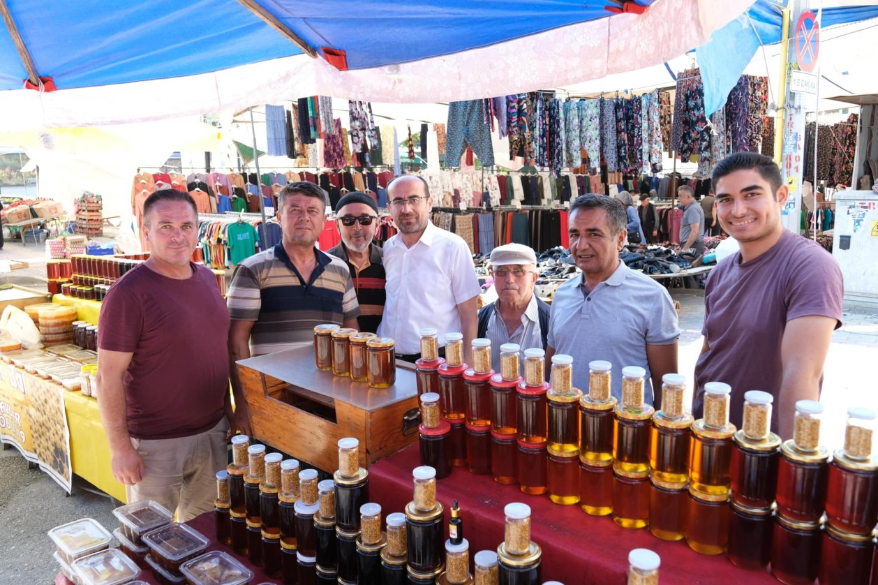 Beyce pazarında sabahın bereketiyle tezgahını açan pazarcı esnafımızı ve hemşehrilerimizi ziyaret ederek, bereketli ve bol kazançlar diledik.