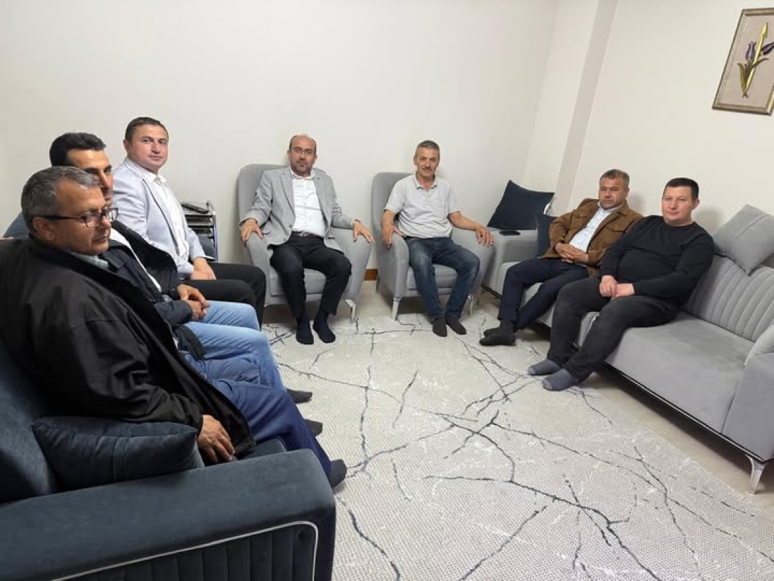 Hac ibadetini gerçekleştirecek olan İlçemiz esnaflarından, Abdullah Oral'ı evinde ziyaret etti.